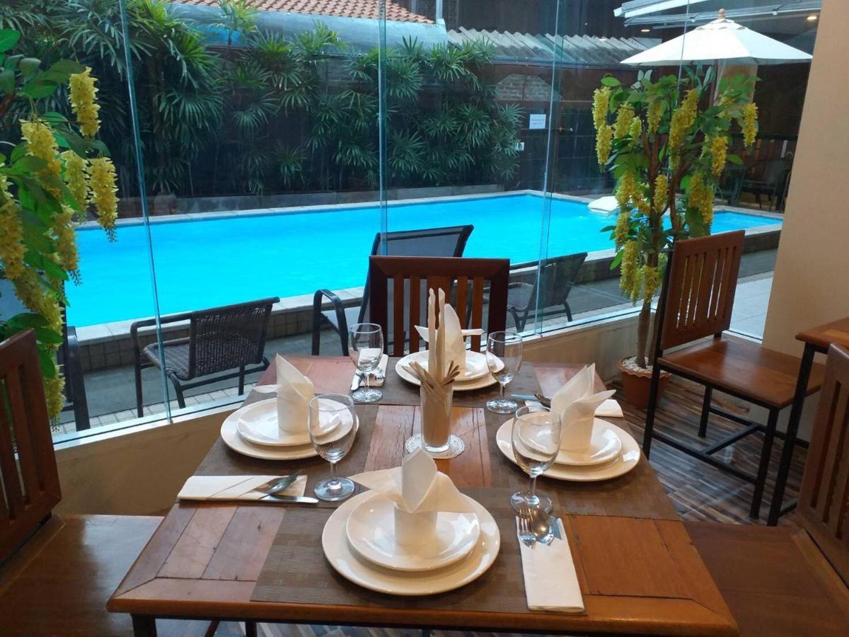 Ratana Hotel Chiang Mai Bagian luar foto